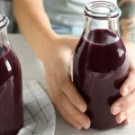 przeciwutleniacze Chcesz mieć pod ręką naturalny lek na ból gardła i problemy z żołądkiem? Zrób syrop jagodowy metodą na zimno