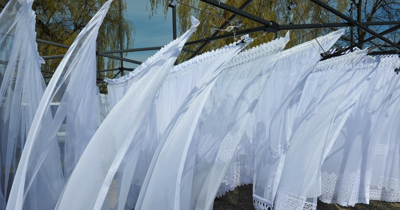 Chcesz mieć śnieżnobiałe firanki na święta? Wybierz je w szarym mydle /GERARD/REPORTER /East News