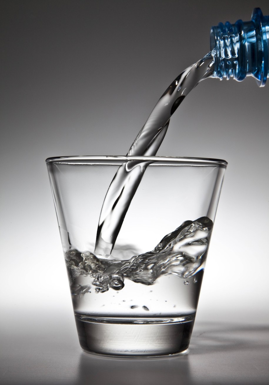 Chcesz mieć zdrowe nerki? Pij dużo wody! /S. Ziese/DPA /PAP