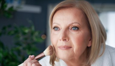 Chcesz odmłodzić twarz i ukryć drobne zmarszczki? Ten puder jest najlepszy dla 50-tek 