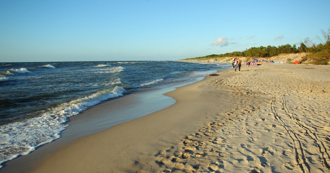 Chcesz odpocząć nad Bałtykiem z dala od tłumów? Na tych plażach bywa spokojnie nawet w środku sezonu. /East News