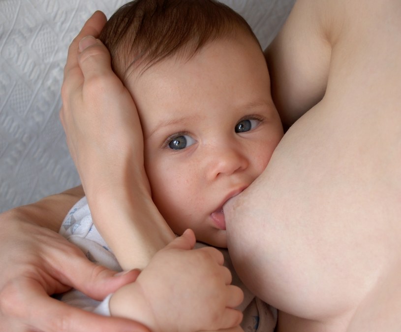 Chcesz odstawić dziecko od piersi? Sprawdź, jak zrobić to bez stresu /123RF/PICSEL