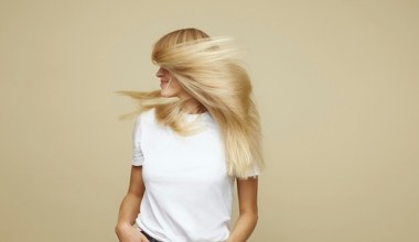 Chcesz odświeżyć blond, a fryzjer nie ma terminów? Ten trik działa natychmiast