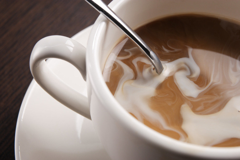 Chcesz podkręcić metabolizm? Wypij kawę, ale mleko zastąp np. szczyptą kurkumy lub chili /123RF/PICSEL