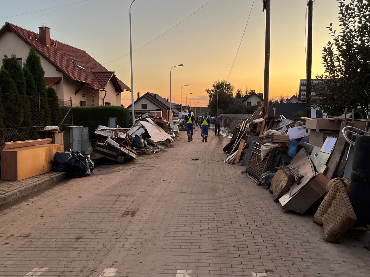 Chcesz pomóc powodzianom? Pamiętaj o tych zasadach, by uniknąć chaosu