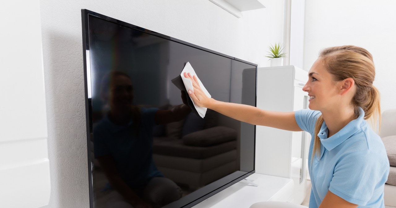 ​Chcesz pozbyć się kurzu i smug z telewizora? Wykorzystaj ten trik, w który mało kto wierzy /123RF/PICSEL