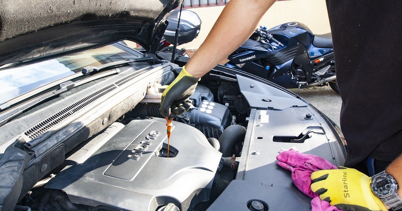 Chcesz samodzielnie wymienić olej w samochodzie? Musisz o tym wiedzieć. Źródło: Pixabay /