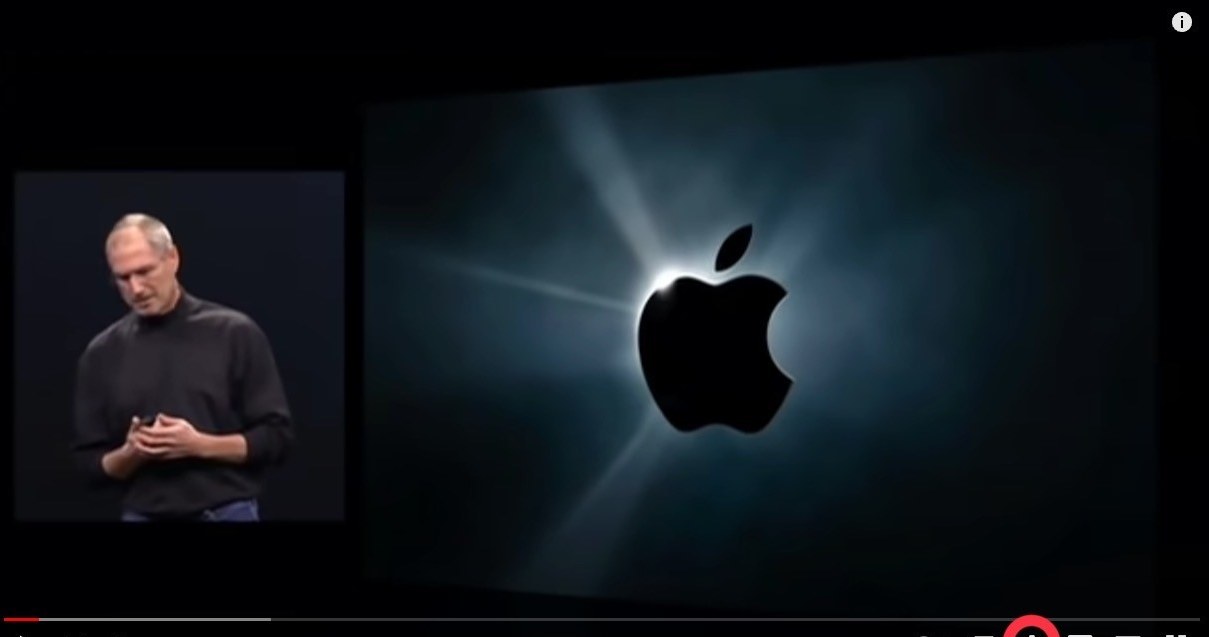 Chcesz włączyć napisy? Kliknij zębatkę lub wybierz ikonę obok niej /Zrzut ekranu/YouTube/"Steve Jobs introduces iPhone in 2007" /materiał zewnętrzny