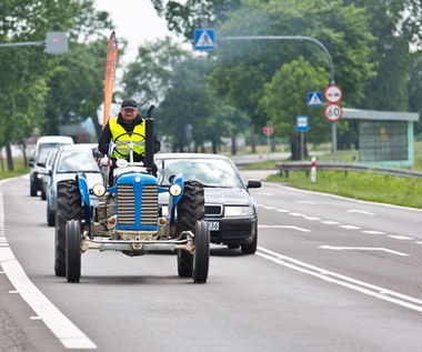 Chcesz wyprzedzić wlokący się traktor na linii ciągłej? Sprawdź jedną rzecz