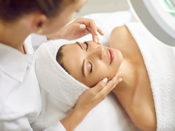 Chcesz, żeby skóra lśniła w Sylwestra? To ostatni dzwonek!