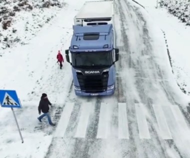 Chcesz żyć?  Nie pakuj się pod tira!