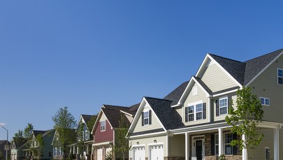 Chciał odebrać braci, pomylił drzwi. 16-latek postrzelony w głowę