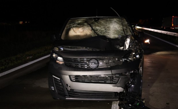 Chciał pieszo przekroczyć autostradę. Zginął na miejscu