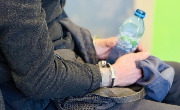 Chciał podpalić partnerkę. Niebezpieczny incydent na klatce schodowej