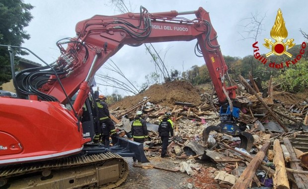 Chciał pomóc sąsiadce, sam zginął. Tragiczne skutki lawiny błotnej we Włoszech