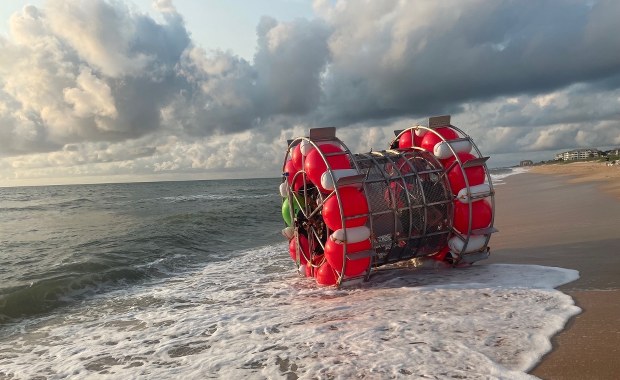 Chciał przepłynąć ocean w "kołowrotku dla chomika". Został zatrzymany 