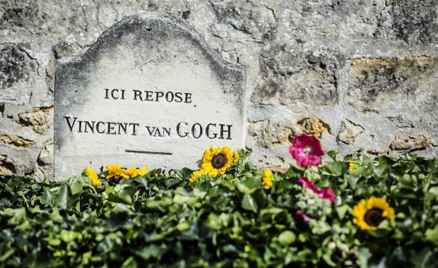 Chciał rozkopać grób van Gogha. Białoruski performer ma opuścić UE