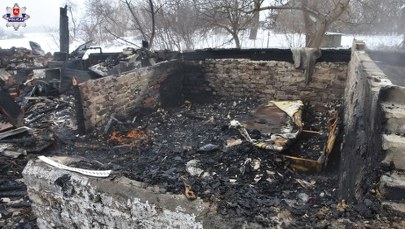 Chciał rozpalić w piecu, zamiast tego spalił dom