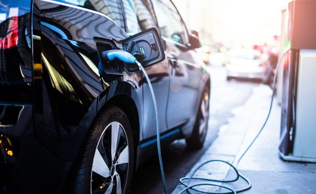 Chciał tosterem ogrzać akumulator. Spłonął samochód elektryczny