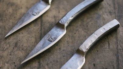 Chciał uniknąć wyroku, podcinając sobie gardło. Odpowie za posiadanie noża