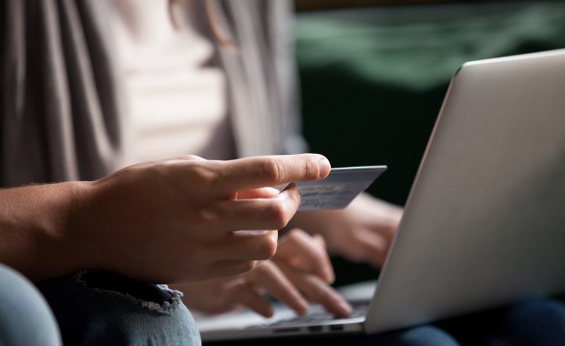 Chciał zainwestować, stracił prawie 300 tysięcy złotych