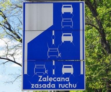 Chciał zmienić pas, rozbił auto na krawężniku. Te przepisy musisz znać