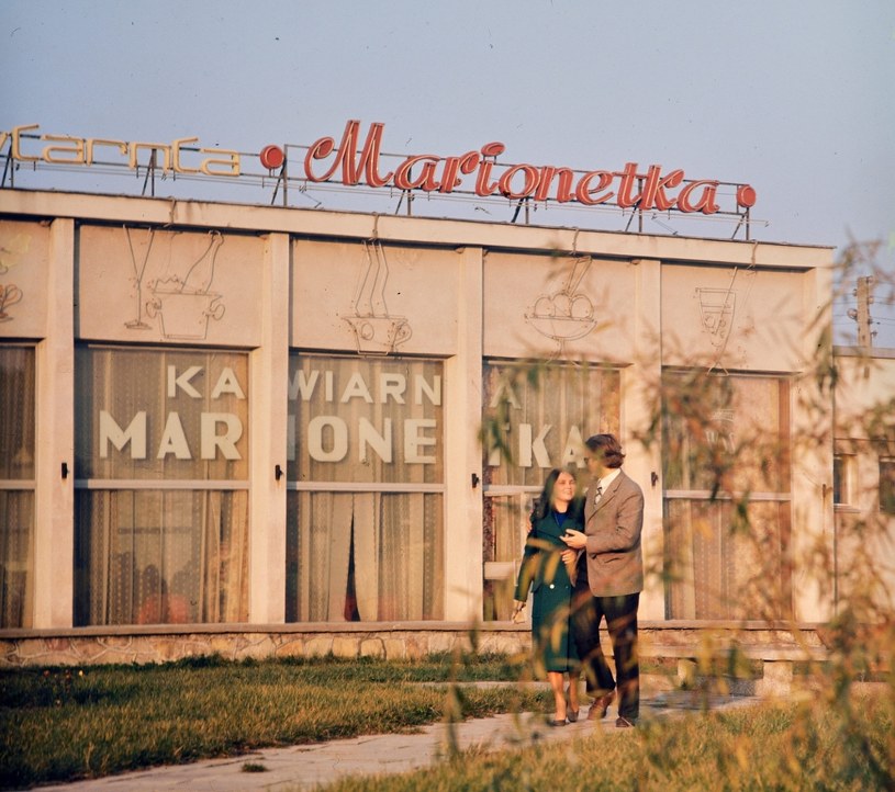 Chciała iść z chłopakiem na randkę. "Powiedziałam mamie, że rzucili wiadra emaliowane". Sekrety miłości w PRL