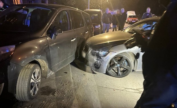 "Chciała przeparkować auto". Po pijanemu staranowała 7 samochodów