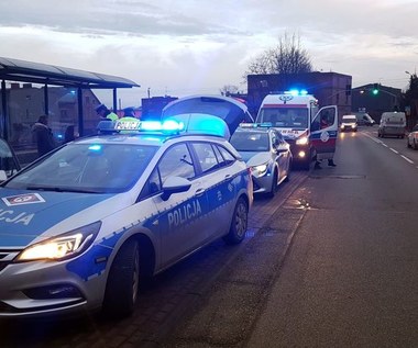 Chciała zdążyć na autobus, wbiegła pod auto