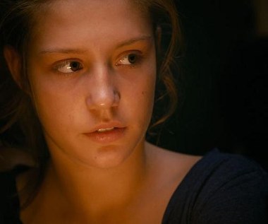 "Chciałbym zadedykować tę nagrodę i ten film pięknej francuskiej młodzieży, która nauczyła mnie poczucia wolności" - oświadczył odbierając Złotą Palmę Abdellatif Kechiche. Zapewnił, że jest gotów usunąć niektóre zbyt dosadne sceny o charakterze seksualnym, żeby film mógł być pokazywany np. w USA.
