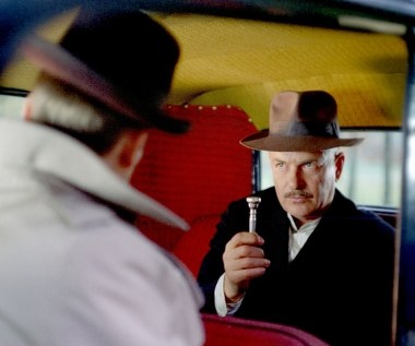 „Chciałem udo­wodnić, że w Polsce można zrobić dob­ry film kryminalny" - z takimi ambicjami Juliusz Machulski przystępował do realizacji swego reżyserskiego debiutu, kryminalnej komedii "Vabank" (w środę, 1 marca, mija dokładnie 35 lat od premiery obrazu).

Scenariusz, pisany początkowo z myślą o Januszu Majewskim, ostatecznie wyreżyserował sam autor, rozpoczynając trwającą już ponad 30 lat karierę filmową.