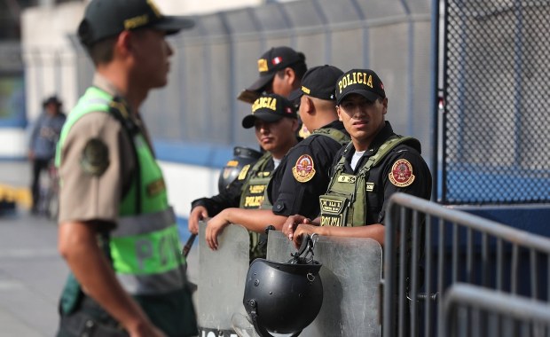 Chcieli haracz, w ostrzale autobusu zginął piosenkarz. Rząd wprowadził stan wyjątkowy