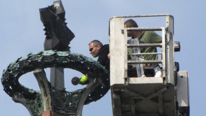 Chcieli odciąć radziecką gwiazdę z pomnika, a dostali mandat. FOTO