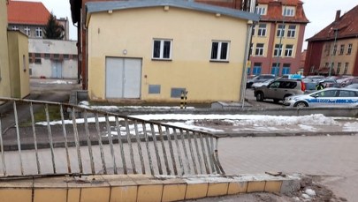 Chcieli odebrać znajomego ze szpitala. Wjechali w ogrodzenie, byli pijani