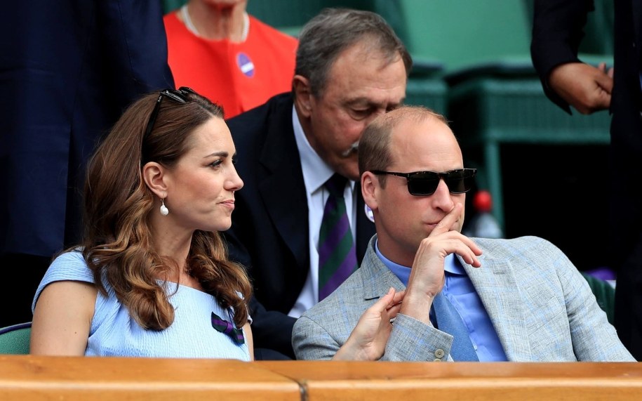 Chcieli podróżować ekonomicznie, wygenerowali dodatkowe koszty. Pozorna oszczędność Williama i Catherine /MIke Egerton   /PAP/PA