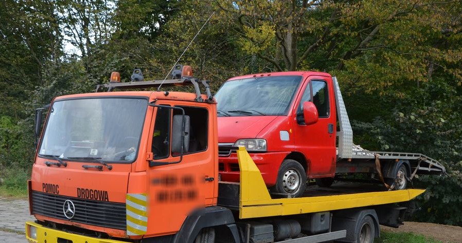 Chcieli ukraść BMW, ładując je na starą lawetę /Policja