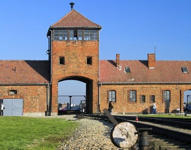 Chcieli wyryć swoje imiona na Bramie Śmierci w Auschwitz. Grozi im do 10 lat więzienia