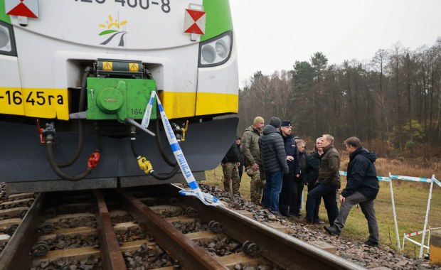 Chcieli wysadzić pociąg. Tusk o eksplozji na torach