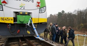 Chcieli wysadzić pociąg. Tusk o eksplozji na torach