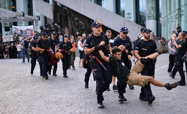 Chcieli zablokować Marsz Powstania Warszawskiego. Interweniowała policja