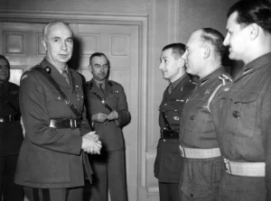 Chcieli zatrzymać najwyższego stopniem. Generał ścigany przez dwie armie