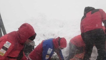 Chcieli zdobyć Babią Górę w samych szortach i butach. 20 goprowców ratowało "morsów górskich"