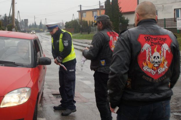 Chcielibyśmy zobaczyć miny kierowców, haltowanych po to, by wysłuchali pogadanki „mrocznego ducha”, ale cóż - bezpieczeństwo ponad wszystko /Policja