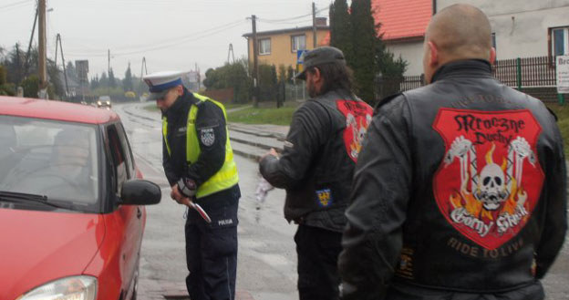 Chcielibyśmy zobaczyć miny kierowców, haltowanych po to, by wysłuchali pogadanki „mrocznego ducha”, ale cóż - bezpieczeństwo ponad wszystko /Policja