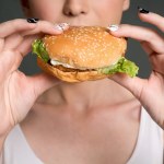 Cheat day na redukcji. Czy dzień odstępstwa od diety naprawdę może wspierać odchudzanie?