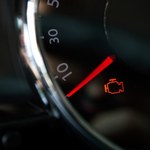 Check engine świeci się na czerwono. Czy można jeździć?