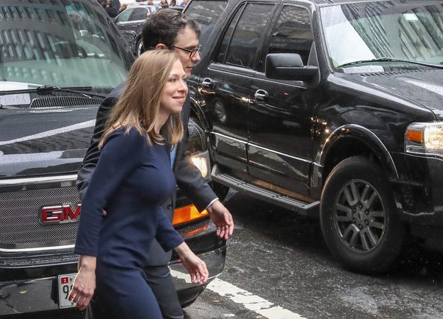 Chelsea Clinton i jej mąż Marc Mezvinsky tuż po pierwszym występieniu Hillary Clinton po przegranych wyborach prezydenckich, listopad 2016 /ANDREW GOMBERT /PAP/EPA
