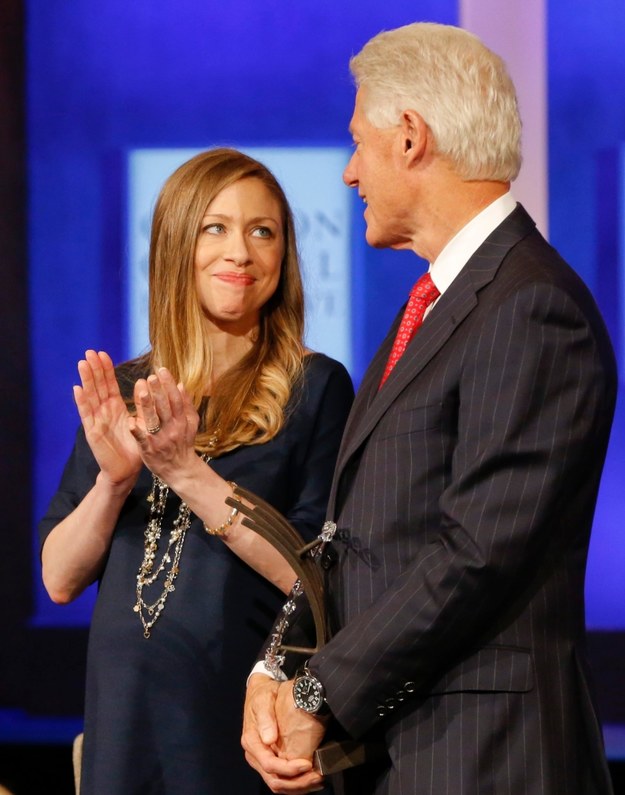 Chelsea Clinton z ojcem, byłym prezydentem USA Billem Clintonem podczas sesji jego fundacji Clinton Global Initiative, 24 września /RAY STUBBLEBINE /PAP/EPA