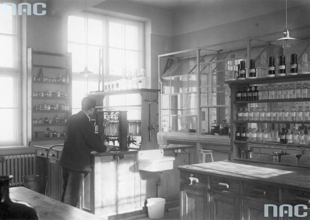 Chemiczny Instytut Badawczy w Warszawie. Wnętrze laboratorium /Z archiwum Narodowego Archiwum Cyfrowego