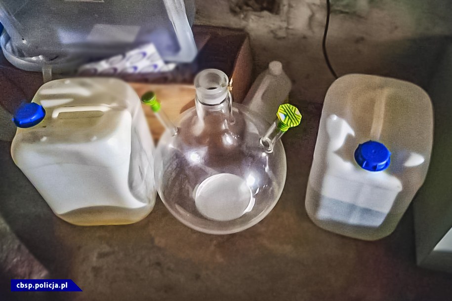 Chemikalia znalezione w laboratorium /Policja